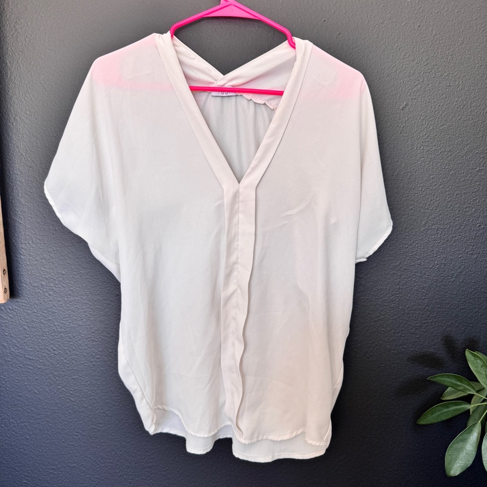 Tobi Elegant White V-Neck Blouse